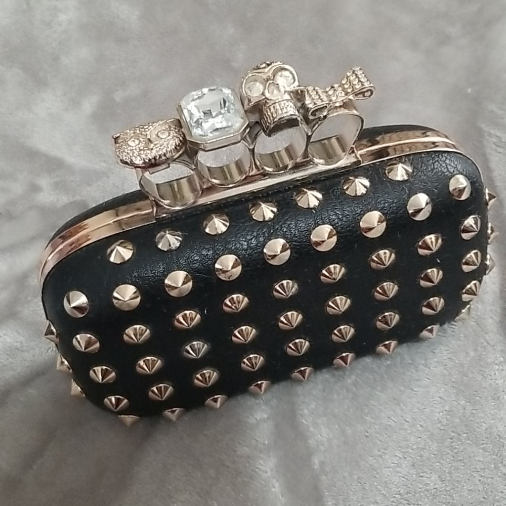 Finger ring clutch